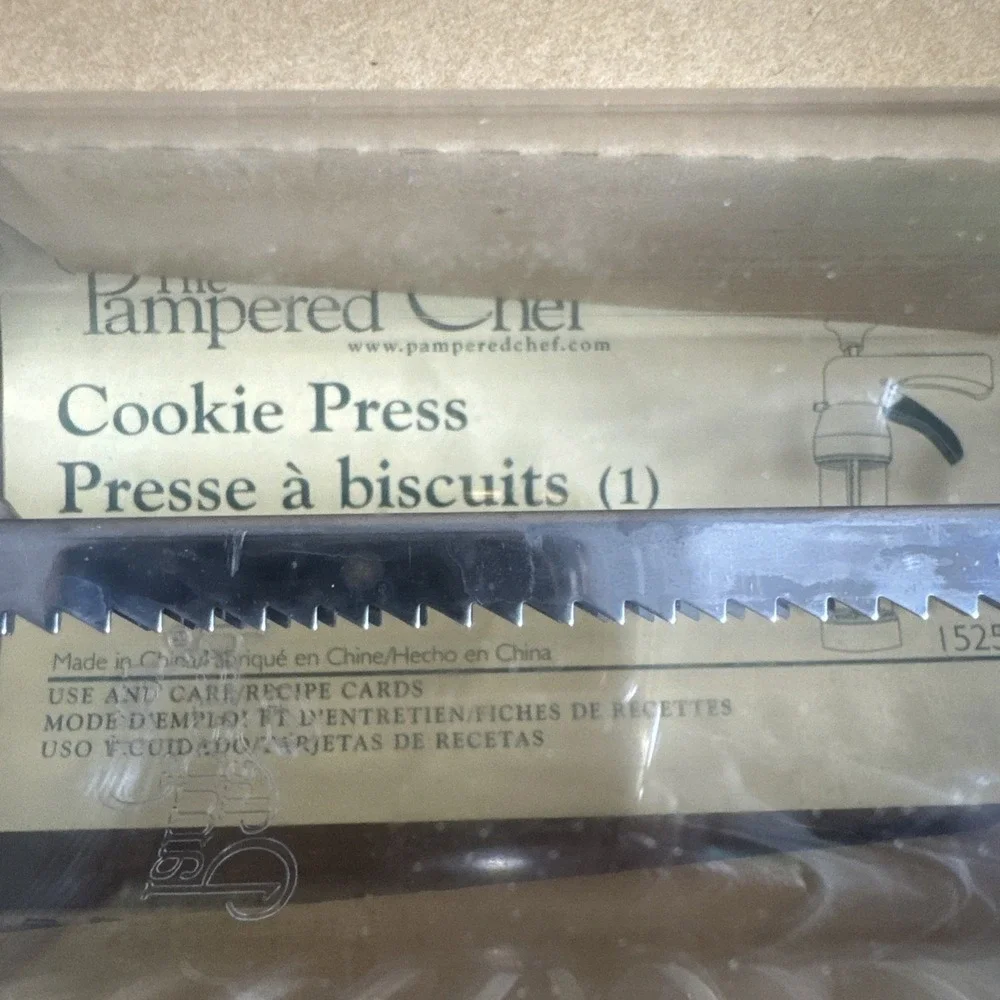 The Pampered‎ Chef Cookie Press #1525 plunger, 15 discs, original box